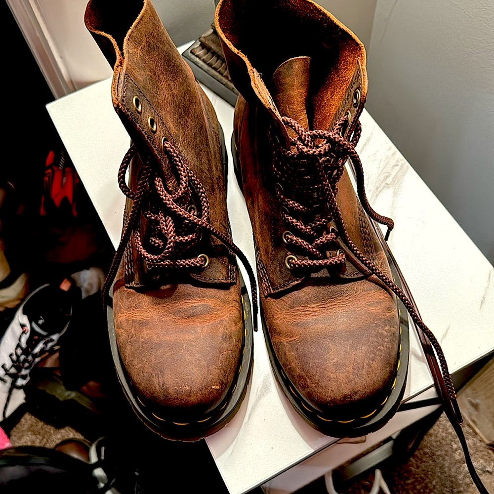 1460 Waxed Full Grain Leather Dr. Martens